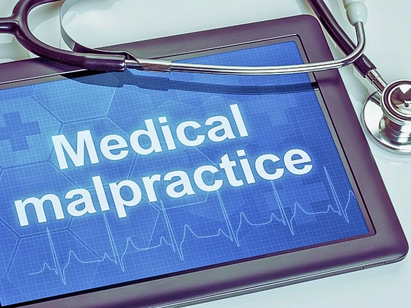 Tablet with the text Medical malpractice on the display.