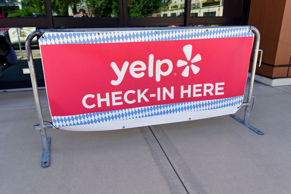 Chute, O’Malley, Knobloch & Turcy Sponsors Yelp Oktoberfest Event in Naperville 4 ns8